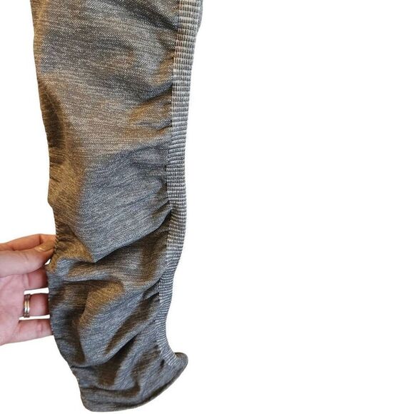 Fabletics Gray Seamless Ruched Leggings Size Medium - Picture 4 of 4